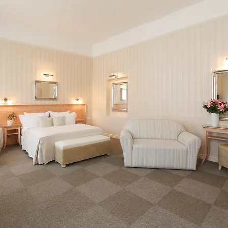 Unitas Hotel 4*