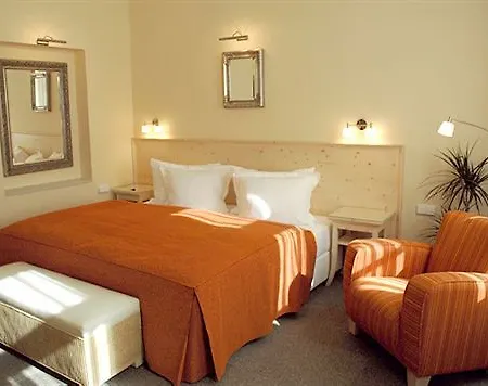 Unitas Hotel 4*